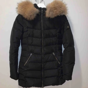  - Säljer min Rock and blue jacka eftersom att jag köpt en ny vinterjacka. Bra skick inte trasig någonstans. Äkta päls. Ord. Pris: 4000kr