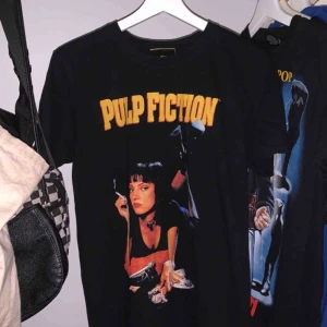  - knappt använd tröja med najs tryck. är i storlek M herrmodell. men lutar mer åt S, i tjejstorlek. katthår medföljer! 140 kr + frakt! 