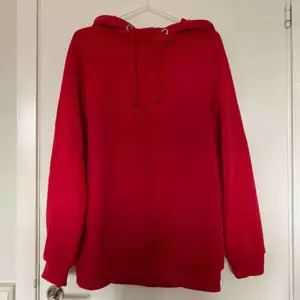 röd hoodie från Gina Tricot. XL för en lite avslappnat/oversize look  Swish-betalning. Upphämtning i Sthlm alt kund betalar frakten (står ej för postens f-ups) 