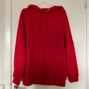  - röd hoodie från Gina Tricot. XL för en lite avslappnat/oversize look  Swish-betalning. Upphämtning i Sthlm alt kund betalar frakten (står ej för postens f-ups) 