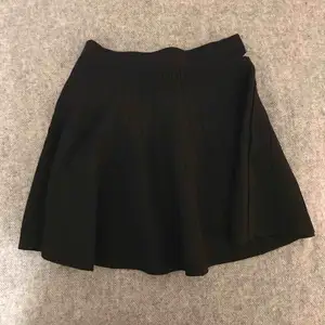 Jättefin kjol från 365 (köpt på MQ) ganska tjock i materialet. Orginalpris: 600 kr säljer för 100 kr