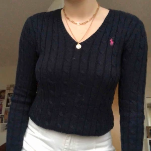  - Snygg Ralph-lauren kabel knit. Mörkblå med rosa häst och i gott skick. Nypris 1295 kr. Köparen står för frakt :)