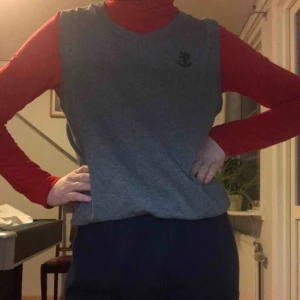 - En jätte fin grå väst, tyvär 2 små hål men dem går lätt att sy igen❤️ vet inte vad det är för märke eller riktigt vilken storlek den är, funkar för en xs och vill man ha den tight funkar den för en s/m ❤️ Frakten borde ligga på typ 50 kr💕