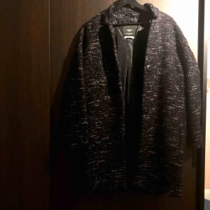  - En kappa från Mango som har används mycket men är i bra skick. Jag skulle säga att den är som en S istället för Xs. Den är lite nopprig