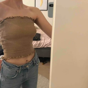  - Jätte fin och somrig tubetop 👊🏼💫 Stretching och sitter kvar där den ska, dvs glider inte ner. 😋