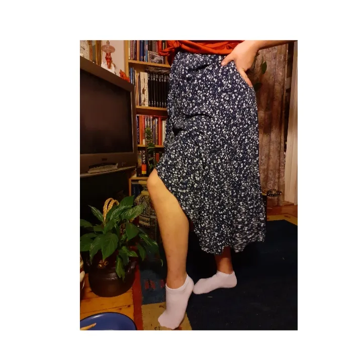 Lång blå/blommig kjol med slits, antingen vid höften,eller framifrån. Jag köpte den i Italien 🇮🇹 denna sommar, använd 1 eller 2 gånger i sommar innan det blev för kallt. Jag är 1,67 lång och 100 cm runt midjan. 95 cm lång. Nypris 42 Euro. Storlek XL. Kjolar.