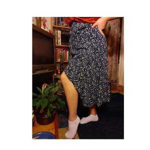 Lång blå/blommig kjol med slits, antingen vid höften,eller framifrån. Jag köpte den i Italien 🇮🇹 denna sommar, använd 1 eller 2 gånger i sommar innan det blev för kallt. Jag är 1,67 lång och 100 cm runt midjan. 95 cm lång. Nypris 42 Euro. Storlek XL