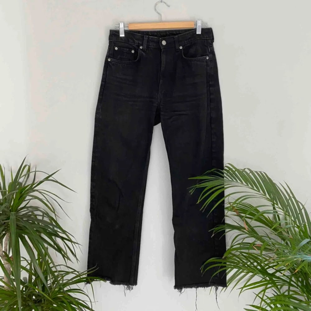 Raw hem jeans från Weekday i modellen Voyage! Klippta från L32 till L30. Frakt tillkommer. 🌼Kolla gärna på allt annat jag säljer🌼 . Jeans & Byxor.