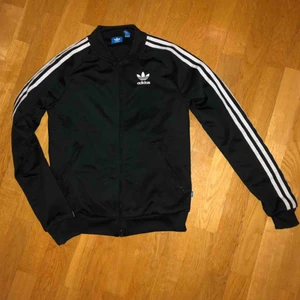 Adidas Tröja - Tröja med dragkedja från adidas! XS  Använd några få gånger för några år sen men hänger nu och används inte.   Möts i Stockholm eller fraktar! Frakt 45kr