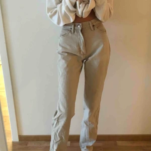  - Beigea vintagejeans från Wrangler, köpta på Beyond retro. Står ingen storlek eller längd men sitter bra på mig som vanligtvis har W24-25 och är 168cm lång, bra skick!