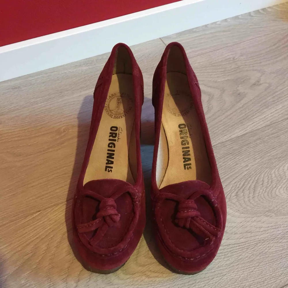 Clark’s raw leather shoes in maroon. Rubber sole. Comfortable. Firm and good condition . Skor.