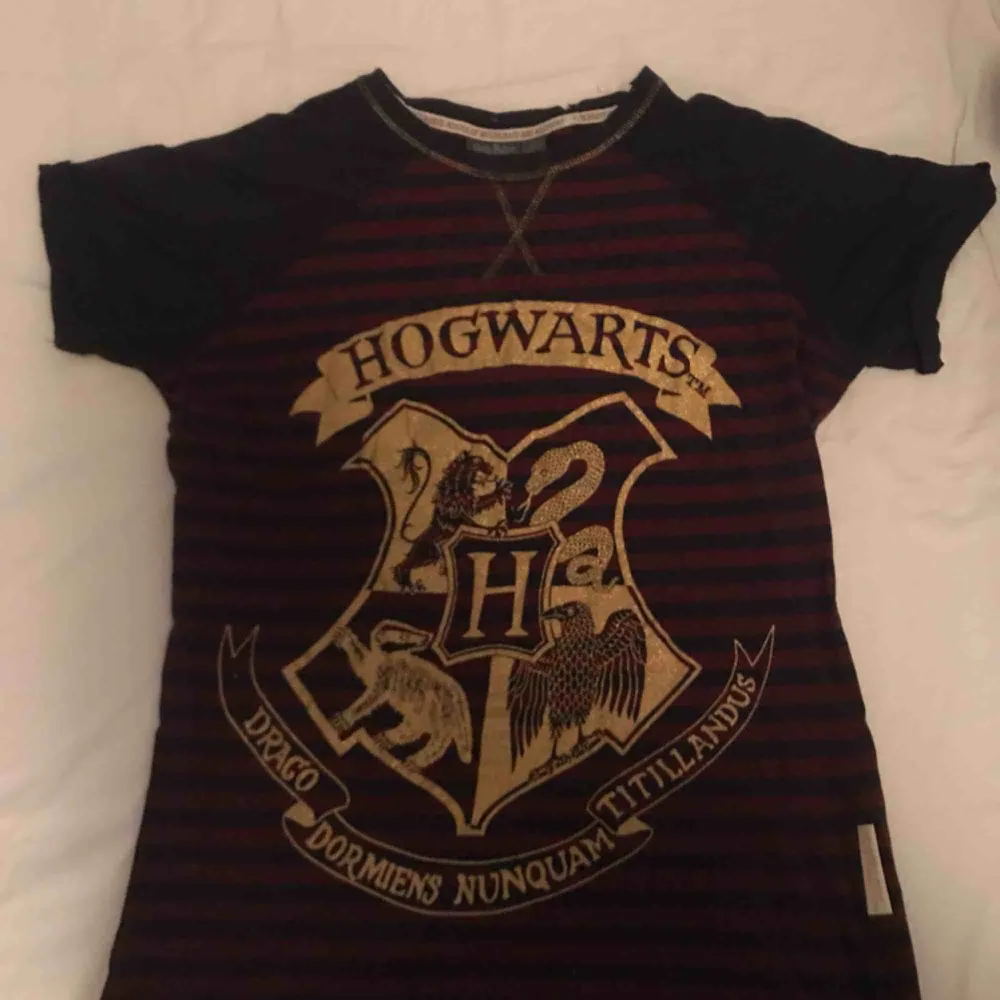 Hogwarts T-shirt i bra skick. Trycket är intakt . T-shirts.