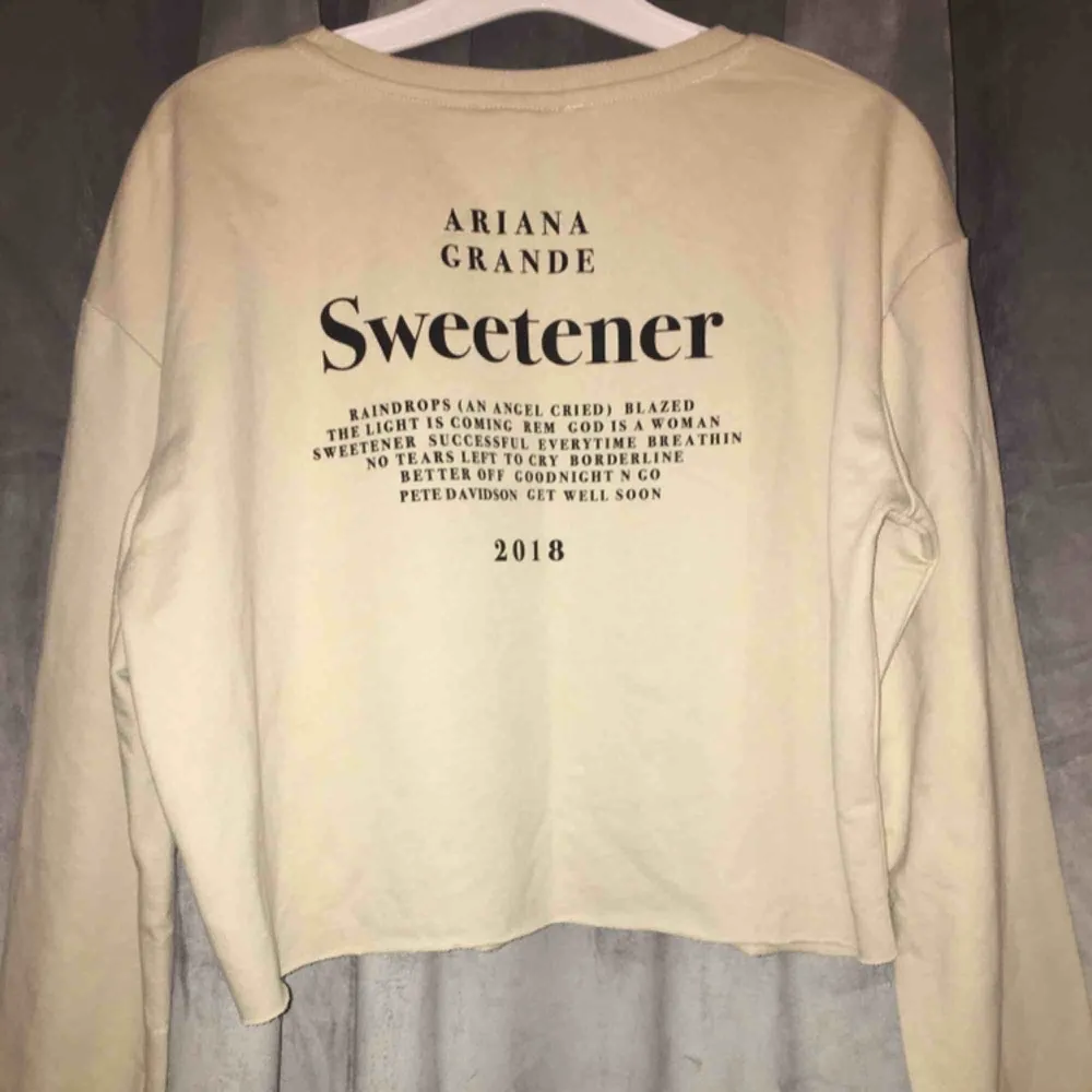 Beige Ariana Grade cropped-sweatshirt. Frakt 60kr. Köpt för 150. Använd ca 3ggr.. Hoodies.