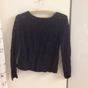 Svart spetströja med fina knappar i ryggen. Passar en str 34/36 - Svart spetströja med fina knappar i ryggen. Passar en str 34/36