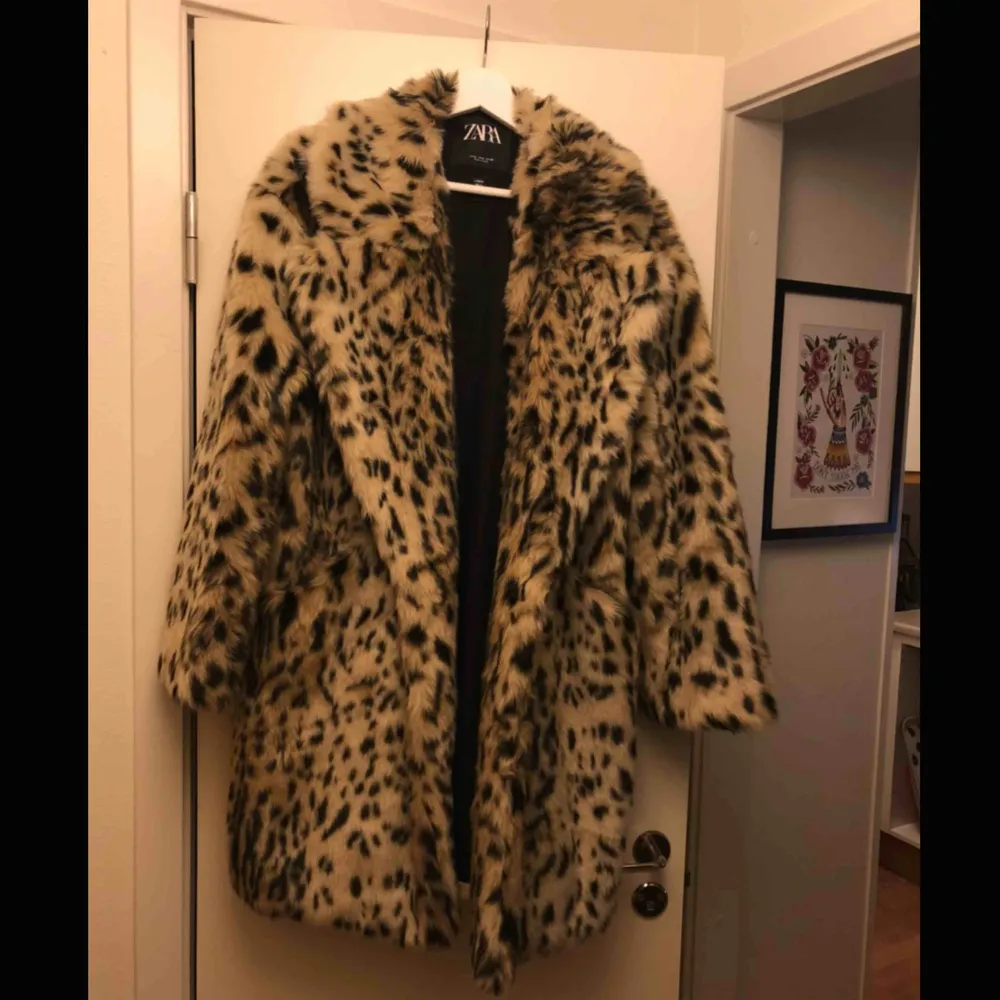 Superfin leopardpäls köpt på Zara i London. Den är XL men jag är storlek S och den passar hur bra som helst på mig, fett skönt att få plats med en hoodie under! Så skulle säga att den funkar för XS-XL :) Skick är som ny! Matchande katter för likes🐆🐆. Jackor.