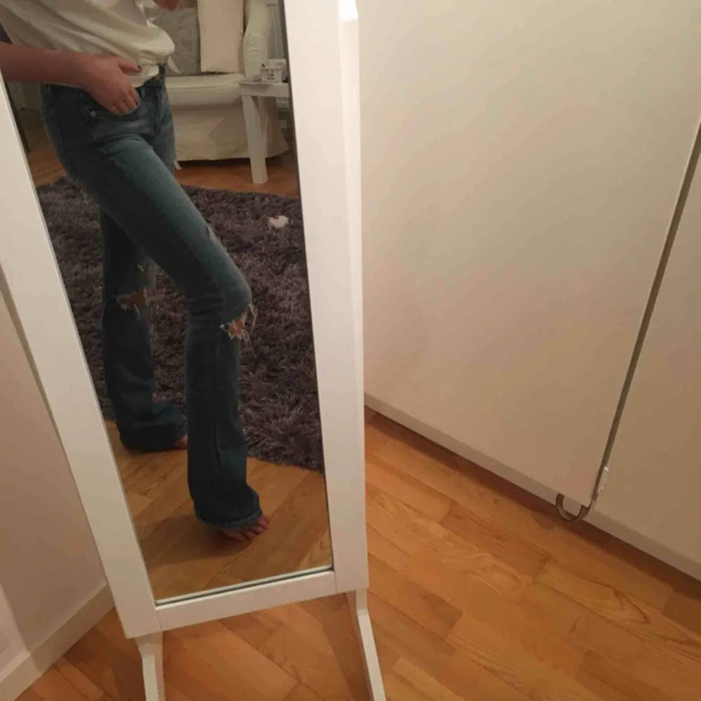 Finaste jeansen någonsin! Kommer tyvärr inte till användning tillräckligt ofta, så ny ägare behövs! Är 160-162cm lång. Jeans & Byxor.