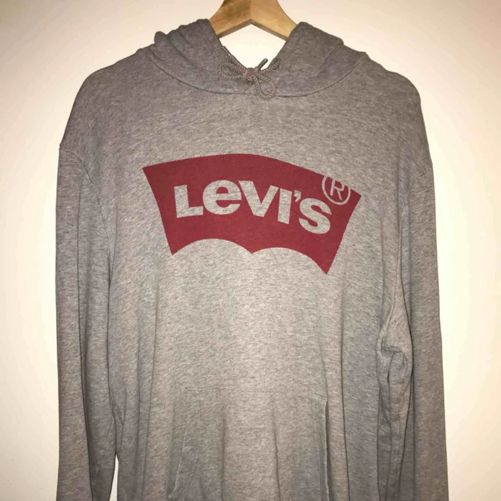 Levis hoodie, väl använd därav hålet som syns på bilden!. Hoodies.