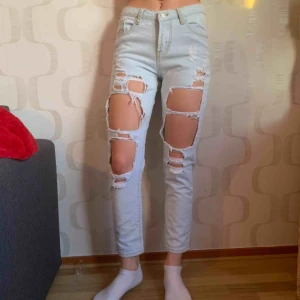  - Slitna Boyfriend jeans, endast provade. 