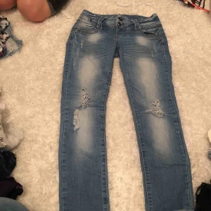  - Blåa Jeans med slitningar på knäna 100kr + frakt 