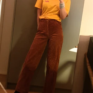 Manchester byxor - Bruna 70-tals aktiga manchesterbyxor från monki. Använda några gånger, strl 32/xs inkluderar frakten!!