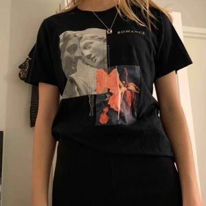  - En T-shirt från Gina tricot. Köpt för 149kr  Fin till nästan vad som helst