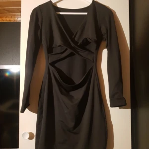  - Svart klänning. Rymlig i storleken. Köpare står för frakt 