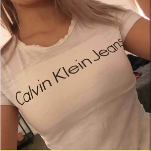  - Calvin Klein tröja använt ett få antal gånger men som ny 