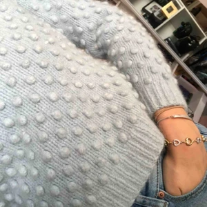  - GANNI- ull-tröja i en väldigt fin blå färg, perfekt till våren. Nypris runt 2000kr, i nyskick