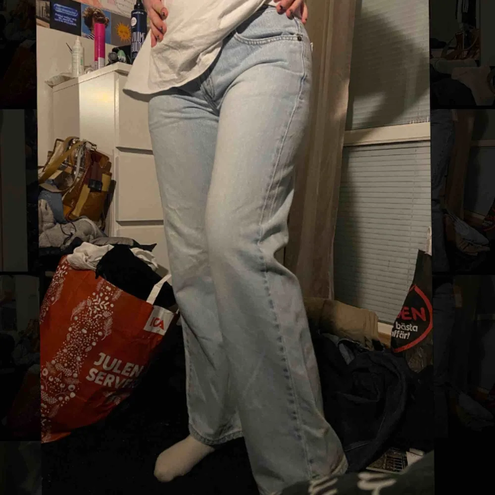 Ljusblåa raka jeans från Levis, storleken är ungefär S men det står M på dom så lite emellan💕 bra skick och fett snygga! Skriv om intresserad . Jeans & Byxor.