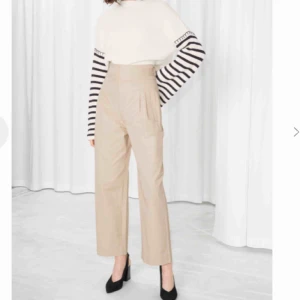  - Säljer & Other stories ”safaribyxor” superfina men tyvärr blivit för små för mig! Inköpspris 1200 Köparen står för frakt! 