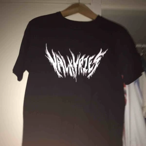  - Svart t-shirt med vit text ”valkyries”