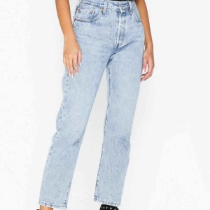  - Ett par skitsnygga Levis jeans🥰 Använda ca 2-3 gånger och är precis som nya😌 