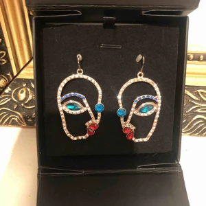  - Örhängen med ansikten 