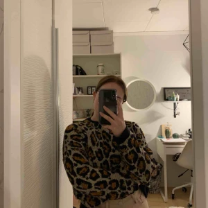  - Fin stickad tröja med leopardmönster på från pull and Bear. Är i storlek XS men är stor så passar en XS/S/M! Köparen står för frakten❤️