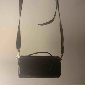  - Väldigt fin cylinder väska köpt för 700kr aldrig använd! 