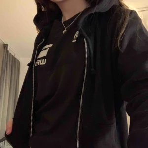  - Svart luvtröja med dragkedja. Använd men i fint skick! 75kr + eventuell frakt