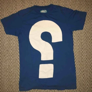  - T-shirt från sweet skateboards Inköpt på Hollywood butiken i Stockholm Ganska bra skick  Kan skickas om köparen står för frakten