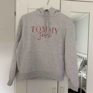  - Ljusgrå huvtröja från Tommy Hilfiger, Tommy Jeans.  Använd 2 gånger, felfri.  Köparen står för frakt. Kan mötas upp i Kalmar! 