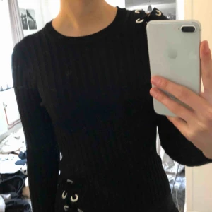  - Skitcool svart ribbad tröja från Chiquelle!! Går att knyta på höger axel och vänster midja. Helt nytt skick 😘