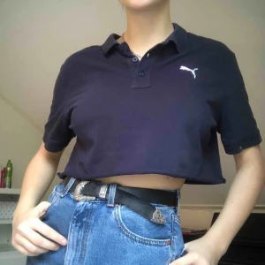  - En navy puma crop top. Har klippt den själv  Köparen står för frakten <3