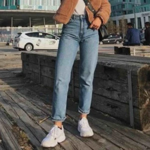  - Säljer mina Taiki blue x-long jeans från Monki, i väldigt bra skick då de har varit burna endast 3 gånger. Frakt ingår i priset och för fler bilder så är det bara att fråga!