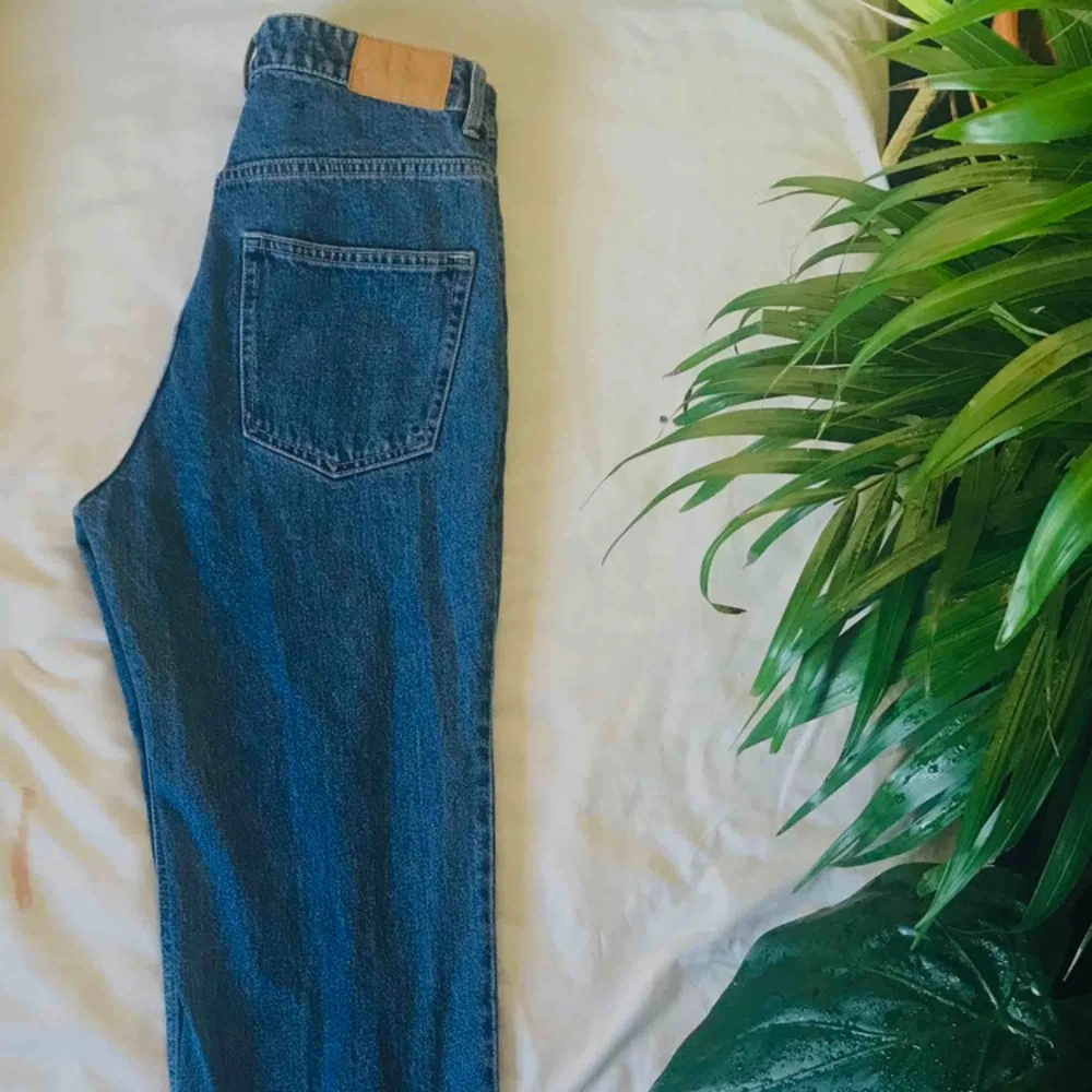 Populära jeans från Monki i storlek W25 (skulle säga att den passar en XS-M). Modellen heter Ikmo och tvätten heter Retro Indigo. Sitter rakt i benen och är ganska lång, äkta 90-tals fit. Har bara använts en gång (säljer pga fel storlek). Kan skicka eller mötas upp i Stockholm!🌸. Jeans & Byxor.
