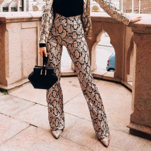  - Snygga byxor med ormskinns mönster! Köpta på Chiquelle, använda en gång då jag testa dem. Tyvärr för långa för mig som är 160 cm. Mötas upp i Uppsala eller fraktas. Swish eller kontant. Pris kan diskuteras💗 Inte mina bilder, från Chiquelles Instagram 