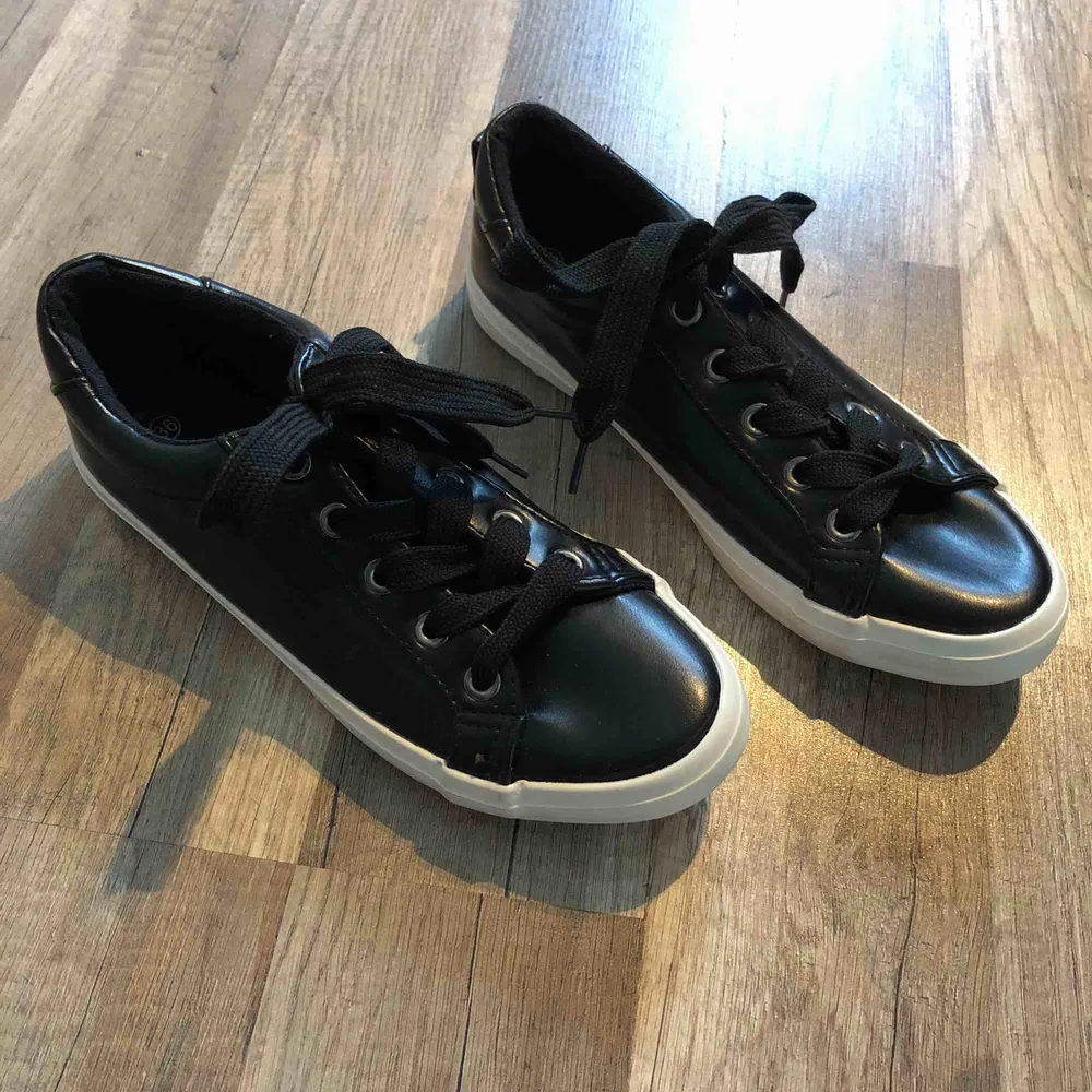 Helt nya oanvända svarta skor stl 36 köparen står för frakt. Små i stl. Skor.