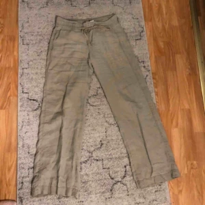  -  dessa byxor är i ett lite tunnare material, de passar på mig som brukar ha storlek s/m, (de är ganska skrynkliga på bilden men stryker de såklart innan ja skickar! +ljuset gör så att de ser ut som att de är fläckar på) 💕💕