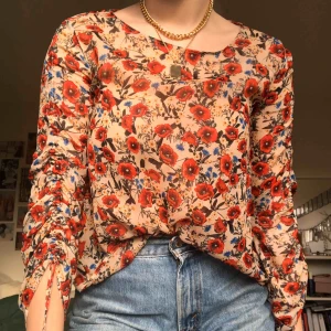  - Jättefin blus från Zara. Passar till mycket och är i fint skick. Nypris var 350 kr. Köparen står för frakt :)