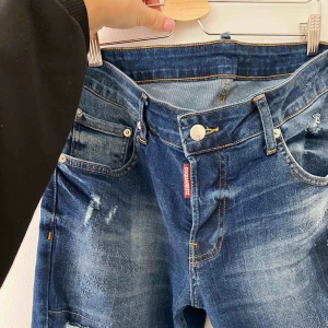  - Dsquerjeans storlek 50!  Skulle säga att dem passar 46/48 om man jämför med en byxa från tex volt. 