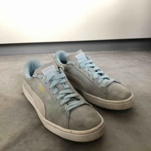  - Skor från Puma i ljusblå mocka, använda men i mycket bra skick! Kan skicka mig att köparen betalar frakt :) 