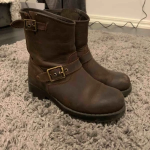  - Bruna Jonny Bulls! Storlek 36 men passar även 37! Frakt tillkommer!✨