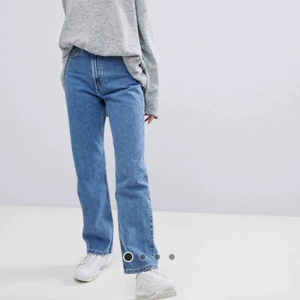 i princip oanvända Weekday jeans i modellen Row!! (Den som visas på bilderna). Skicket är som nytt då de inte fått tillräckligt med användning pga för korta för mig (187cm).ett kap!! (Nypris 500-600kr) köpare står för frakt <<33. Jeans & Byxor.